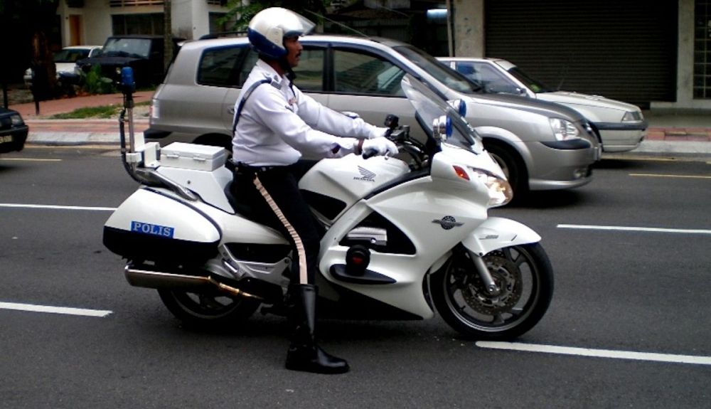 Policía extranjero en una Honda ST13000 Policía extranjero en una Honda ST13000
