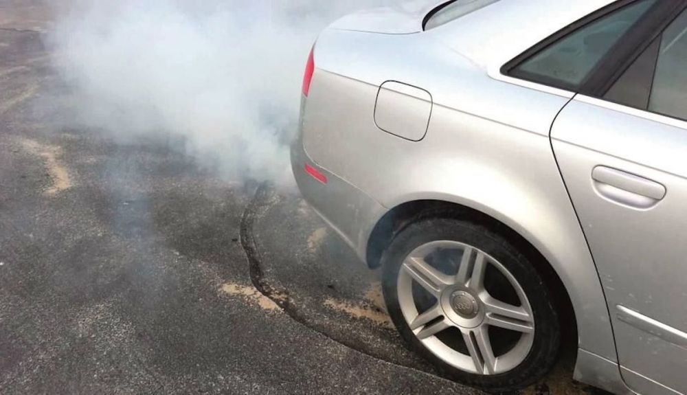 Qué significan hoy los colores del humo de escape, Negro, blanco, azul… Ojo, avisan de averías Qué significan hoy los colores del humo de escape, Negro, blanco, azul… Ojo, avisan de averías