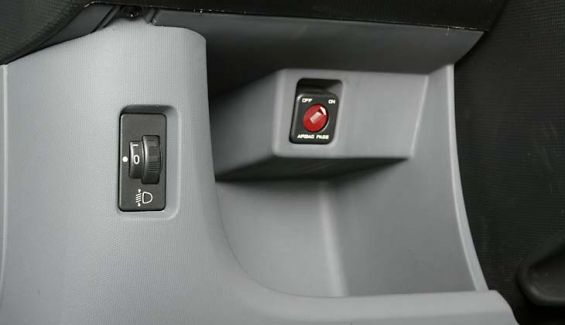 La desconexión para el airbag de acompañante, cerca del conductor. La desconexión para el airbag de acompañante, cerca del conductor.