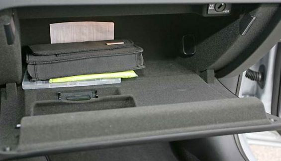 La guantera es bastante amplia e incluye el desconectador del airbag del acompañante. La guantera es bastante amplia e incluye el desconectador del airbag del acompañante.