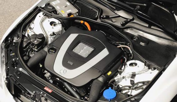 Han encontrado hueco en el vano motor para ubicar la batería de litio. Han encontrado hueco en el vano motor para ubicar la batería de litio.