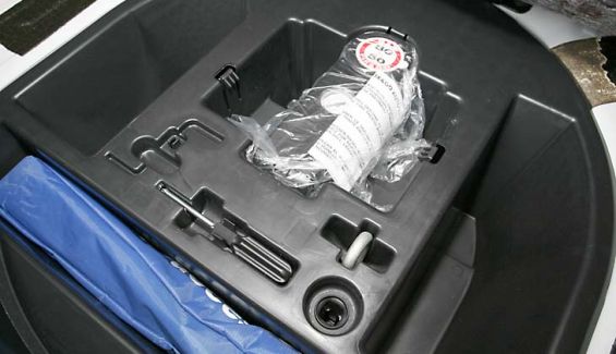 El kit antipinchazos en uno de los aspectos que menos nos convence del Fiat Grande Punto 1.4 TJet Sport. El kit antipinchazos en uno de los aspectos que menos nos convence del Fiat Grande Punto 1.4 TJet Sport.